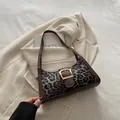 Baguette-Schultertasche mit Leopardenmuster, braunem Lederriemen und Gold-Schnalle - Braun