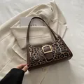 Braune Schultertasche mit Leopardenmuster, Lederriemen und goldener Schnalle - Braun