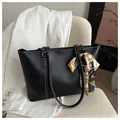 Dettaglio borsa tote in pelle PU nera con cuciture bianche e sciarpa di seta decorativa - Nero
