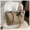 Dettaglio della borsa tote kaki con cuciture bianche e sciarpa con stampa a catena vintage - Cachi