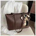 Dettaglio borsa tote marrone con cuciture a contrasto e sciarpa di seta decorativa al manico - Marrone Scuro