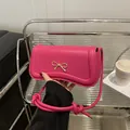Handtasche in Fuchsia mit glatter Lederstruktur und goldenem Schleifen-Verschluss - Rosenrosa