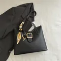 Bolso bandolera minimalista de piel sintética negra con hebilla dorada y pañuelo seda - Negro