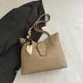 Bolso tote elegante caqui en cuero mate con hebilla dorada y pañuelo de seda al asa - Caqui