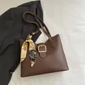 Bolso tote retro de cuero PU marrón oscuro con hebilla dorada y pañuelo de seda - Marrón Oscuro