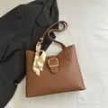 Bolso tote retro marrón caramelo con hebilla de metal dorado y pañuelo de seda floral - Tostado