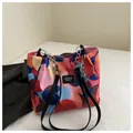 Bolso tote grande de moda con puntos geométricos de colores y correa de cadena - Negro
