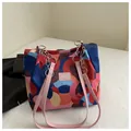 Bolso tote colorido para mujer con patrones geométricos rosa y azul y correas de cadena - Rosa