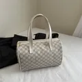 Stijlvolle crème Boston handtas met grijs M-monogram en dubbele handgrepen bovenop - Wit