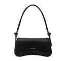 Borsa sottobraccio minimalista in pelle nera con base curva e logo dorato - Nero