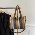 Detailansicht der gestreiften Segeltuchtasche mit gewebten Griffen und Texturdetails - Grün Braun Graue Streifen