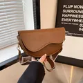 Braune Satteltasche aus Kunstleder mit breitem Streifengurt und Logoprägung auf der Front - Khaki