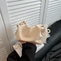 Sac nuage chic blanc cassé avec cordon de serrage, breloque perle et détails dentelle - Sac Unique / Blanc