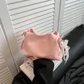 Sac nuage rose plissé avec nœud en dentelle blanche et pendentifs en perles douces - Sac Unique / Rose