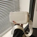 Borsa a tracolla bianca in pelle tipo camera con cinturino largo e doppia zip - Bianco