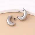 Polierte silberne Halbmond-Ohrstecker im hohlen geometrischen Design für einen modernen Look - Silber