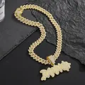 Nahaufnahme der vergoldeten DYNASTY Halskette mit Zirkonia-Steinen und dicker Panzerkette - Anhänger Mit Panzerkette