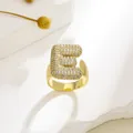 Vergoldeter Ring mit funkelndem Buchstaben E im Bubble-Stil und Zirkonia-Steinen - Buchstabe e Stil / Gold