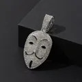 Makroaufnahme des Hip-Hop Guy Fawkes Maskenanhängers mit glänzenden Kristallsteinen - Einzelner Anhänger (Keine Kette) / Silber
