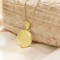 Dettaglio della collana con segno zodiacale Cancro dorato su elegante sfondo di seta - Cancro