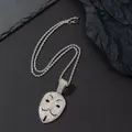 Gros plan du pendentif masque hip-hop avec strass scintillants et chaîne corde argentée - Pendentif Et Chaîne Torsadée / Argent
