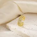 Anello regolabile placcato oro vintage con pizzo traforato e zirconi rettangolari - Oro