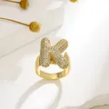 Verstellbarer vergoldeter Ring mit Buchstabe K und glänzenden Mikro-Zirkonia Kristallen - Buchstabe K Stil / Gold