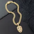 Goldene Cuban Link Kette mit luxuriösem Guy Fawkes Masken Anhänger und Kristallbesatz - Anhänger und Panzerkette / Gold