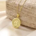 Dettaglio di un ciondolo segno zodiacale Toro in oro con una sottile collana a maglia box - Toro