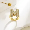 Verstellbarer vergoldeter Ring mit großem M-Buchstaben und Pavé-Zirkonia-Besatz - Buchstabe M Stil / Gold