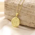 Dettaglio del ciondolo a moneta Gemini in oro con numero romano II su catena veneziana - Gemelli