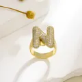 Verstellbarer vergoldeter Ring mit Buchstabe N und funkelnden Zirkonia-Kristallen - Buchstabe N Stil / Gold