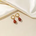 Dettaglio di orecchini a cerchio dorati con pendenti in diaspro rosso a goccia d'acqua - Rosso Scuro