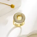 Verstellbarer vergoldeter Buchstabenring mit Zirkonia-Mikropavé auf breitem Band - Buchstabe O Stil / Gold