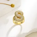 Verstellbarer vergoldeter Ring mit Buchstabe S und Zirkonia auf weißem Steinhintergrund - Buchstabe S Stil / Gold