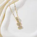 Vue macro du pendentif lettre I plaqué or avec micro-pavage de pierres de zircone - Lettre I