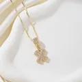 Vue détaillée du collier doré avec pendentif lettre X serti de zircons sur soie blanche - Lettre X