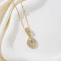 Détail du collier pendentif lettre O doré avec des zircons baguette et chaîne à vagues - Lettre O