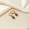 Orecchini a cerchio dorati con pendenti in unakite su sfondo di seta beige - Marrone Rossastro