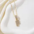 Collier doré avec pendentif lettre F serti de zircons et fine chaîne torsadée élégante - Lettre F