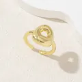Dettaglio dell'anello aperto placcato oro con un design moderno e organico minimalista - Oro Lettera-O