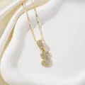 Collier doré avec pendentif lettre J et oxydes de zirconium sur fond en satin élégant - Lettre J