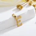 Gedetailleerd beeld van gouden letter E hanger met lavatextuur op stenen basis - Stijl E Alleen Hanger (Zonder Ketting)