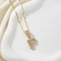 Collier doré luxueux avec pendentif lettre P serti de zircons sur plateau céramique - Lettre P