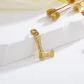 Detailopname van gouden letter L hanger met schorsstructuur op een stenen voet - Stijl L Alleen Hanger (Zonder Ketting)
