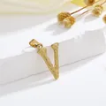 Detailopname van gouden letter V hanger met textuur op een wit stenen presentatieblok - Stijl V Alleen Hanger (Zonder Ketting)