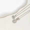 Collane con ciondolo a lettera in argento con zirconi e design a raggiera di sole - Lettera O(O)
