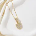 Collier doré avec pendentif en forme de lettre U serti de zircons étincelants - Lettre U