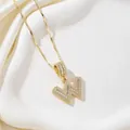 Collier avec pendentif lettre W dorée et zircons cubiques sur fond en soie - Lettre W