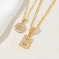 Dettaglio dei ciondoli lettera B in rame placcato oro con intarsio in zirconia - Lettera B / Oro